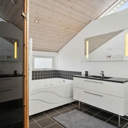 Hébergement de vacances Lovely Summer House In *