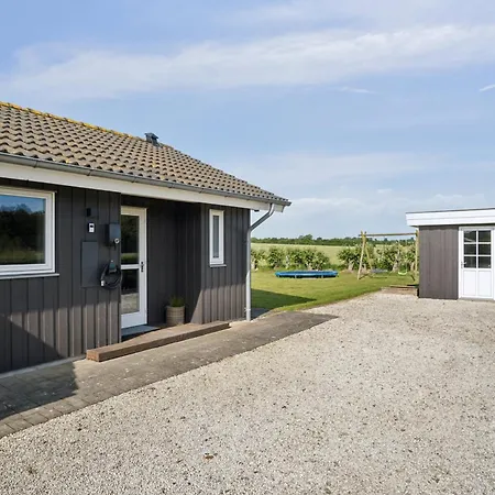 Lovely Summer House In Casa de Férias